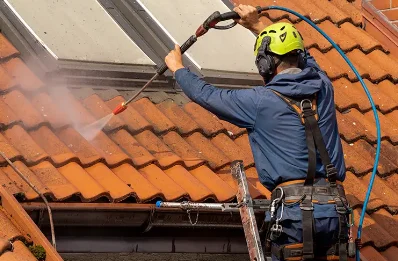 Démoussage et hydrofuge de toiture à Freycenet-la-Cuche
